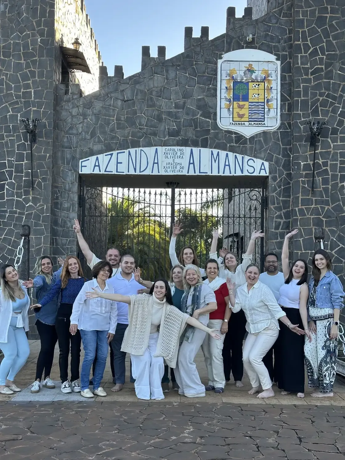 Grupo de participantes ao final de uma Vivência Relembrar, no Castelo Almansa